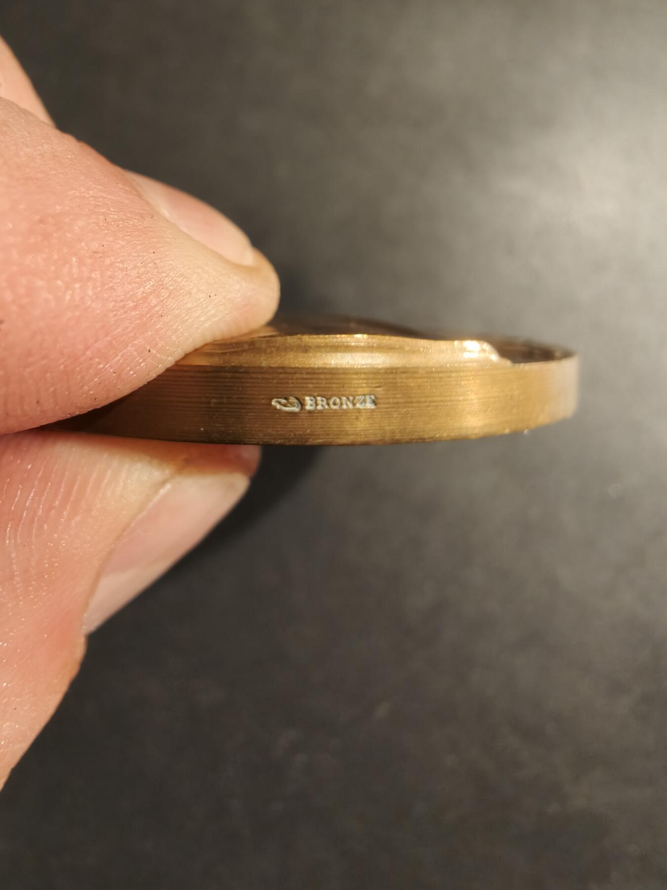 老王徽章第188期 法国天主教会圣徒安德烈大铜章     高浮雕    直径59mm     重量103.2g