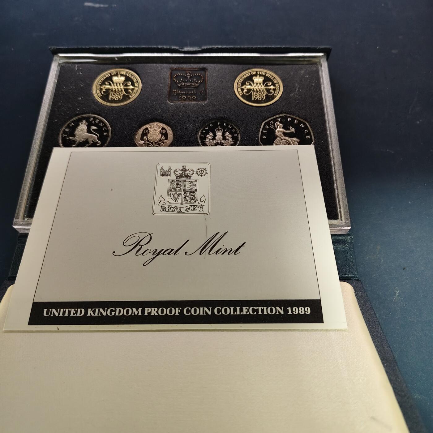 【全场包邮】纯粹捡漏拍515场 英国1989年官方精制套币-盒证全-含2镑权利法案300周年2枚全套+1镑四邦国花系列苏格兰蓟花