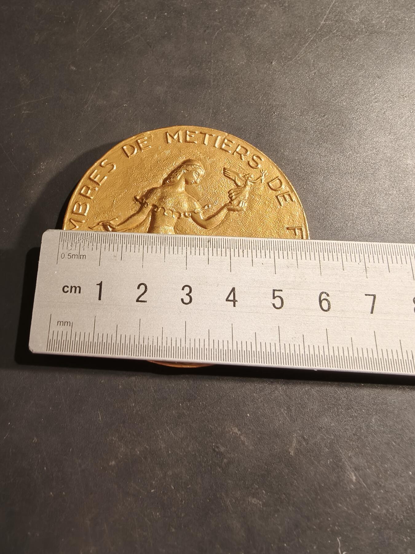 老王徽章第188期 法国手工业协会镀金大铜章     直径58mm    重量108.9g