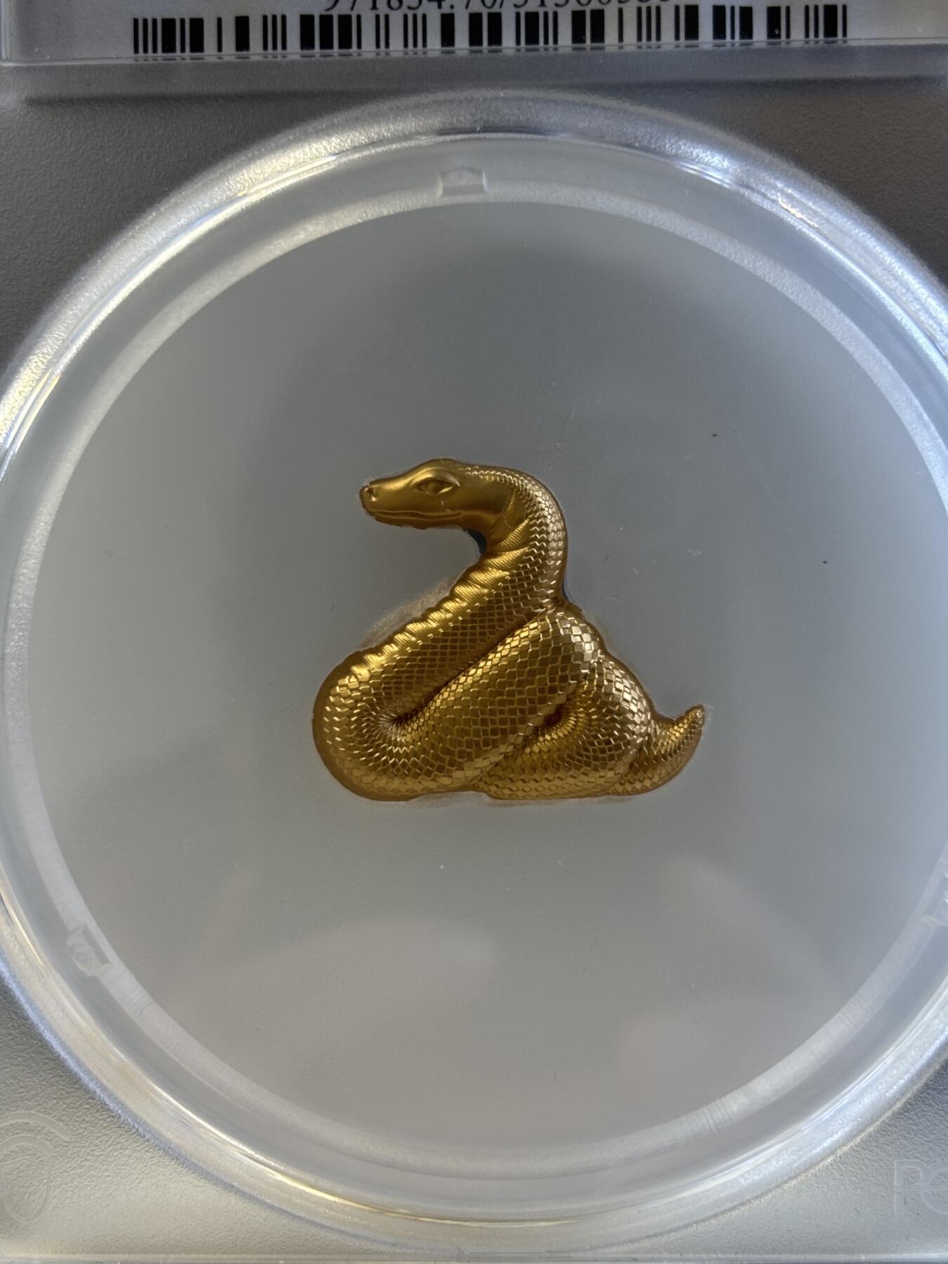 第195期拍卖 蒙古2025年灵蛇农历蛇年1盎司异形镀金纪念银币PCGS70首，999银镀金，发行888枚