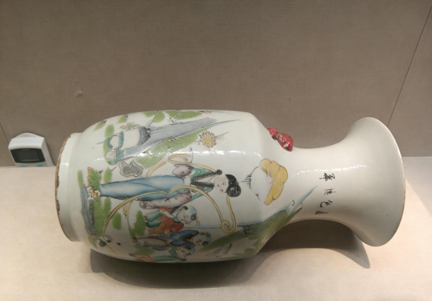 粉彩仕女婴戏图兽耳掸瓶(民国仿)