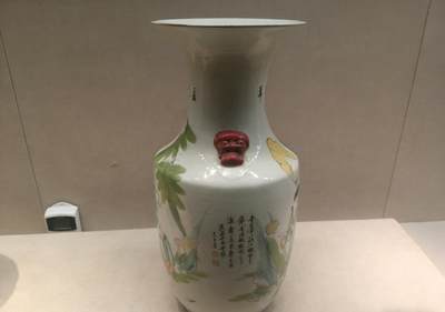 粉彩仕女婴戏图兽耳掸瓶(民国仿) - 粉彩仕女婴戏图兽耳掸瓶(民国仿)