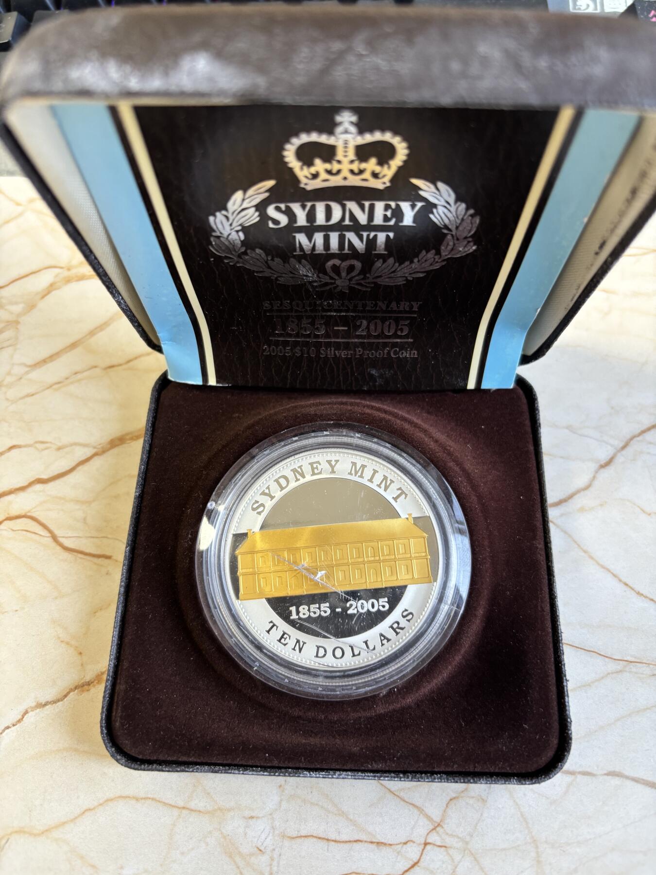 第195期拍卖 澳大利亚2005年悉尼造币厂成立150周年镀金60.5克纪念大银币，999银，60.5克，发行10000枚，塑料盒有裂痕
