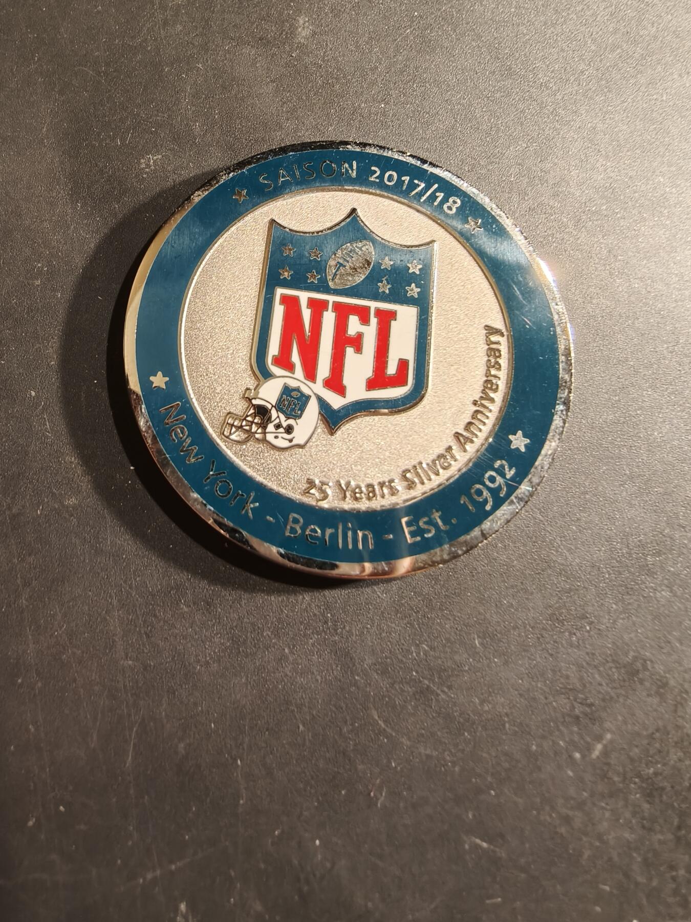 老王徽章第188期 美国国家橄榄球联盟2017年柏林赛纪念章     直径50mm    重量49g