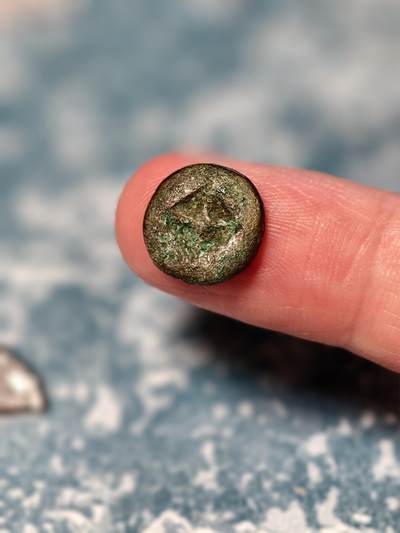 抚柳草堂-第十八期章牌钱币  奖章勋章限时免佣 满百包邮 放漏专场 - 三佛齐王国末期至满者伯夷王国早期打制小银币 1.6g重 正面有檀香花徽记，背面爪哇岛文，面值1 Unit或称Masa