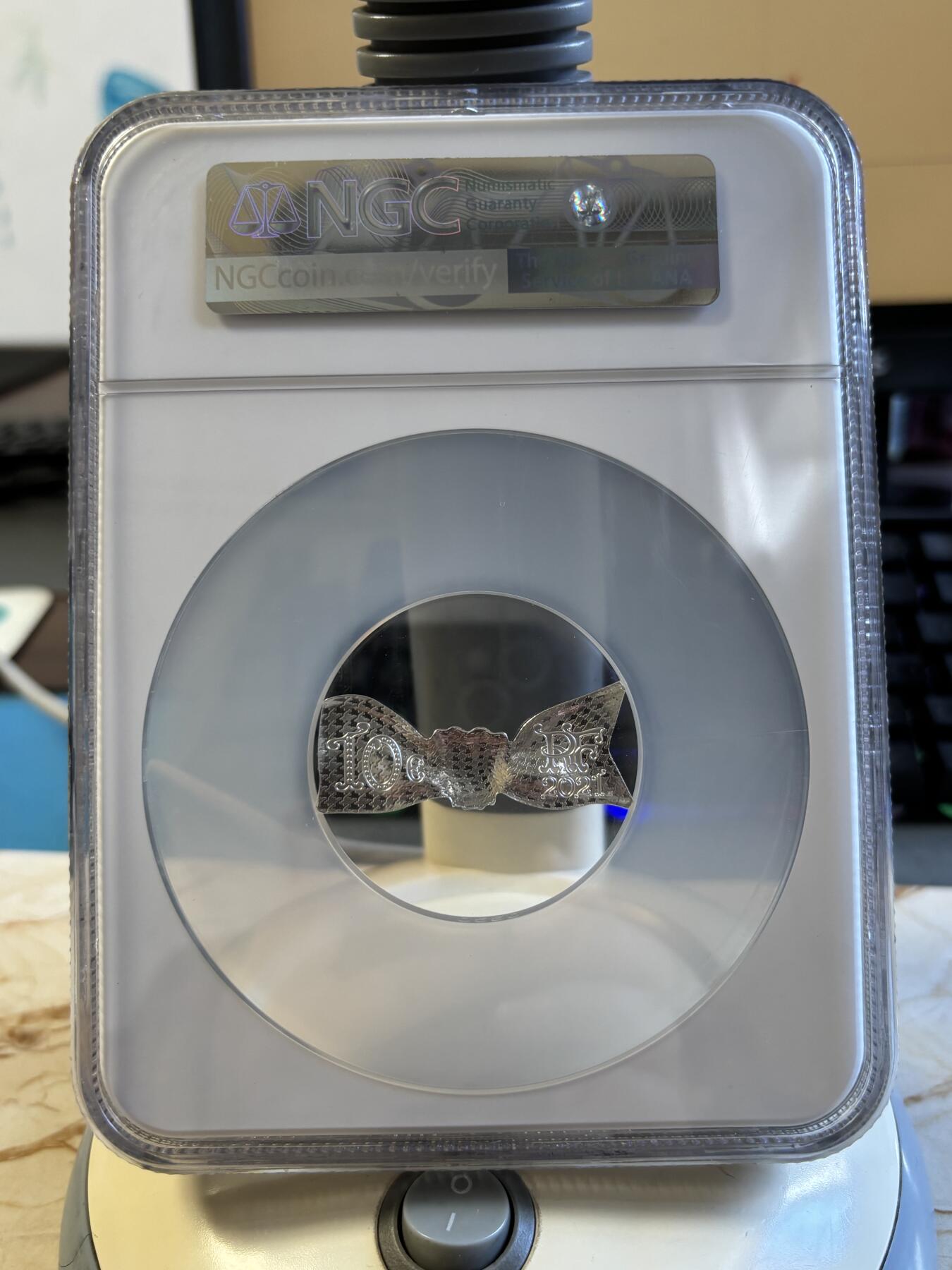 第195期拍卖 法国2021年法兰西瑰宝系列迪奥蝴蝶结异形纪念银币NGC-PF70首，999银，22.2克，发行5000枚