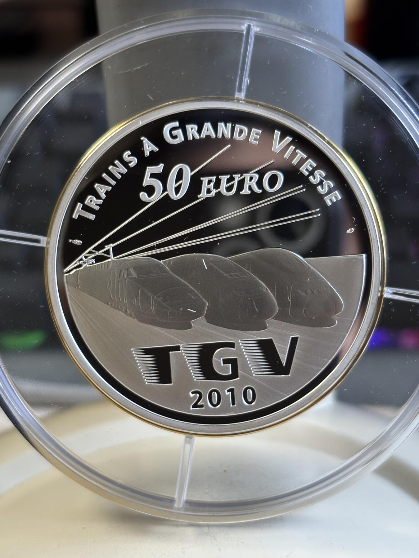 第195期拍卖 法国2010年发行高速列车TGV精制163.8克纪念银币，950银，发行500枚，边缘有氧化