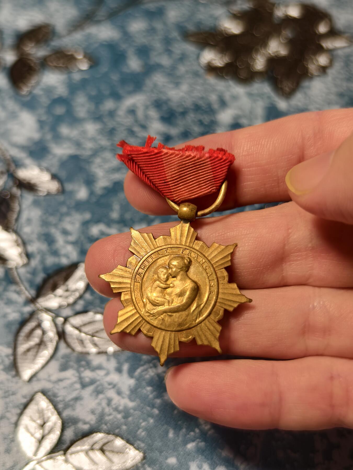 抚柳草堂-第十八期章牌钱币  奖章勋章限时免佣 满百包邮 放漏专场 法国早期版家庭荣誉奖章又称母爱奖章 金级 铜镀金镀层完美 