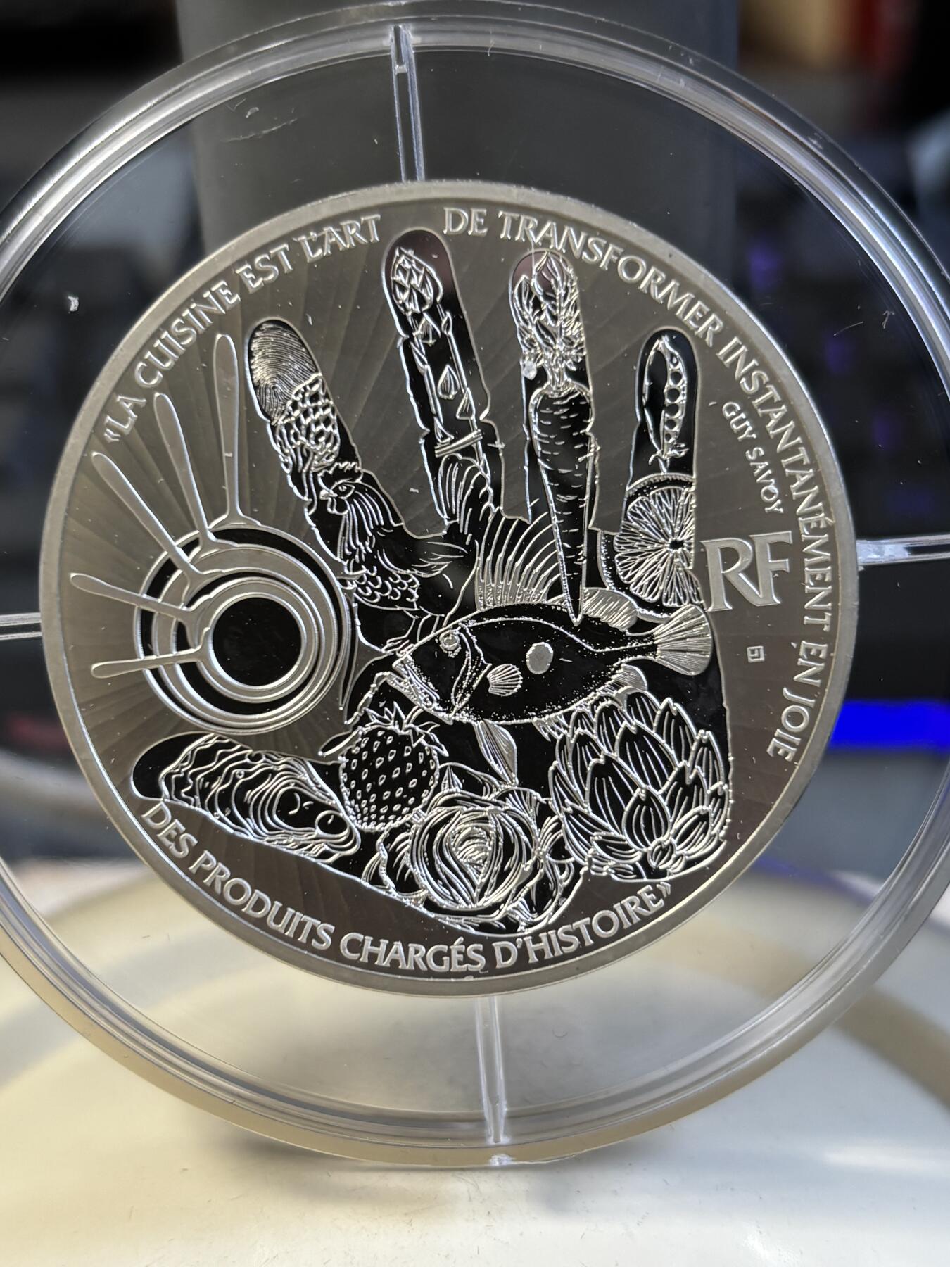 第195期拍卖 获奖法国2017年米其林季萨瓦餐厅的鸡蛋5盎司银币，950银，发行500枚，有瑕疵，获克劳斯2019年度最佳银币