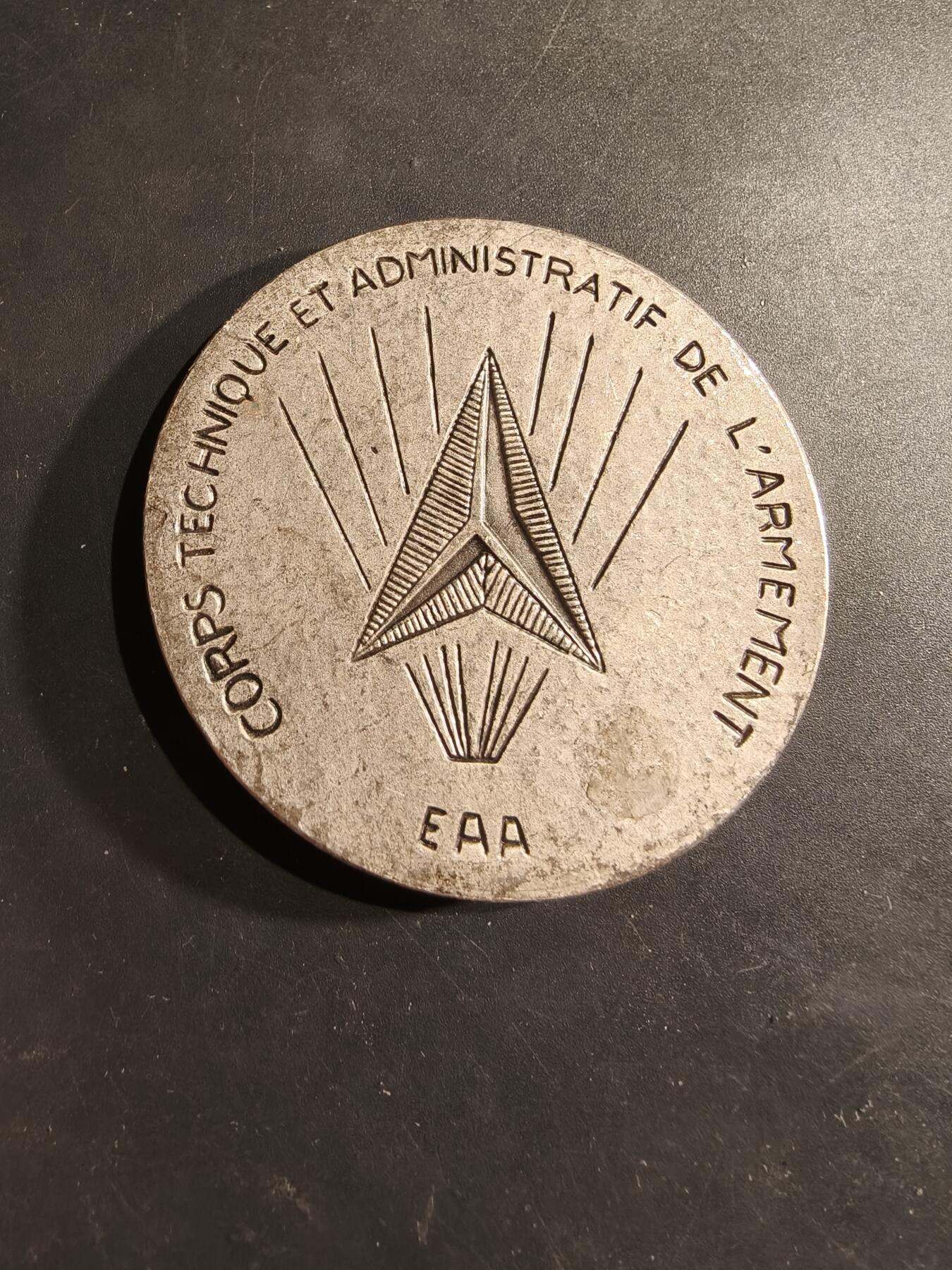 老王徽章第188期 法国国防部下属法国军备总局镀银纪念章     直径63mm    重量101.8g
