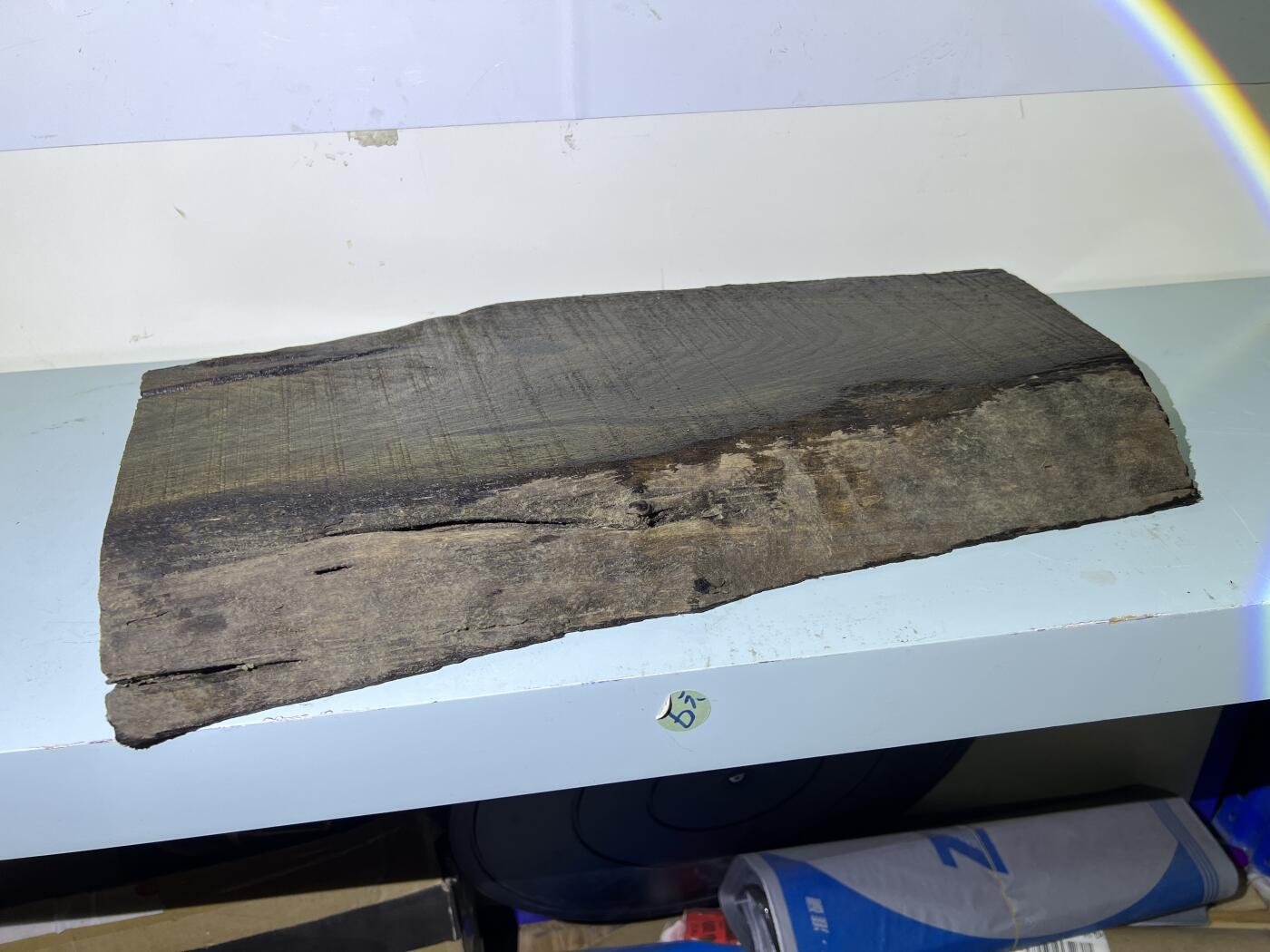 零元拍：NO.31金丝楠绿阴沉料，山峰纹，天然干泡台，无需打磨就已经金光闪闪。满金丝药香，尺寸约：53.5/26/3.8CM。重八斤多