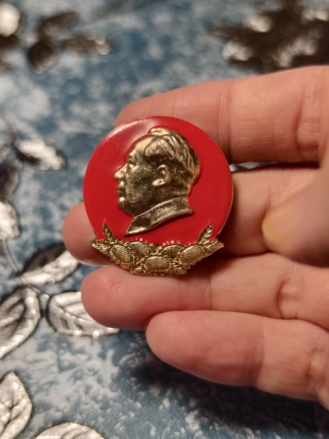 抚柳草堂-第十八期章牌钱币  奖章勋章限时免佣 满百包邮 放漏专场 六七十年代 毛主席像章 葵花异型 34*32左右