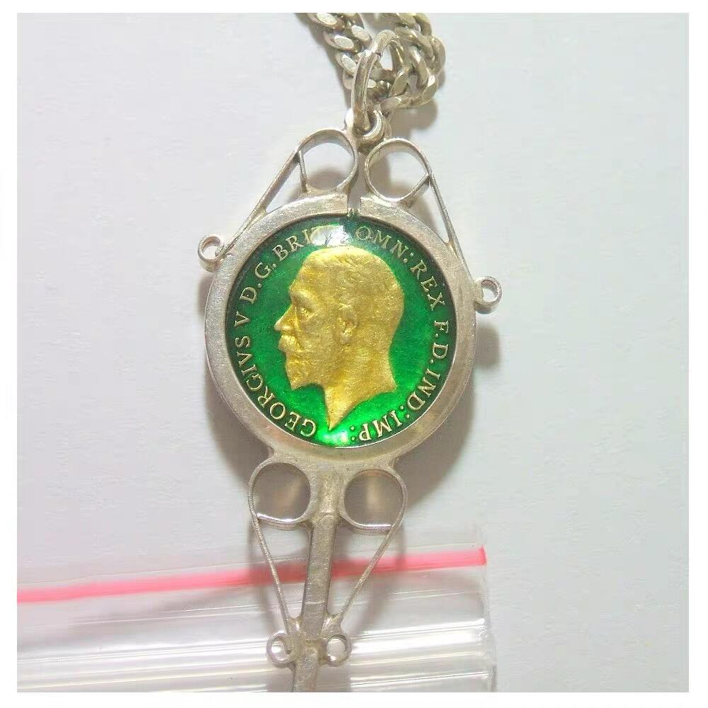 【旋风钱币】3月28日19:00准时开拍 精美欧洲币章、银币银章、第三帝国钱币等 全场包邮！ 【银】纯手工 英国1934年 乔治五世珐琅彩镀金高浮雕精制银币章 银钥匙 带银项链 20MM 16克