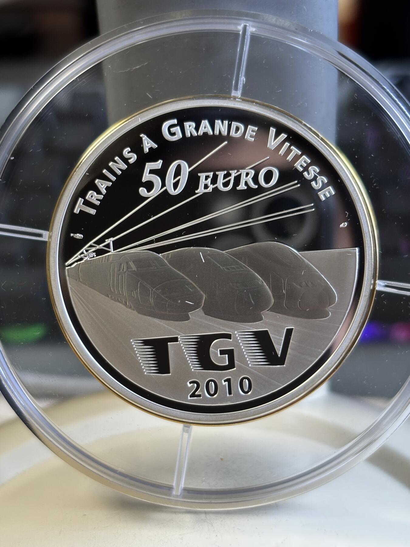 第195期拍卖 法国2010年发行高速列车TGV精制163.8克纪念银币，950银，发行500枚，边缘有氧化