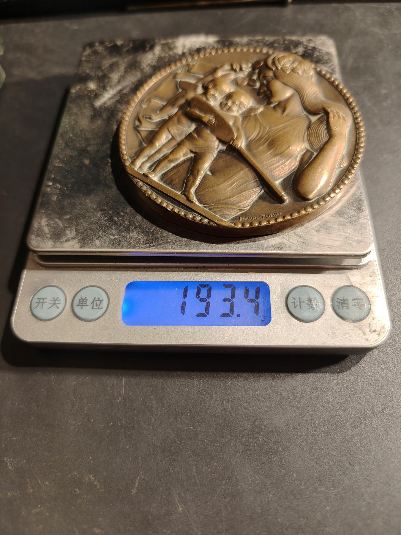 老王徽章第188期 法国“持镜女子与小天使”大铜章    带盒子    大师皮埃尔图林作品   装饰艺术名作     直径77mm     重量193.4g