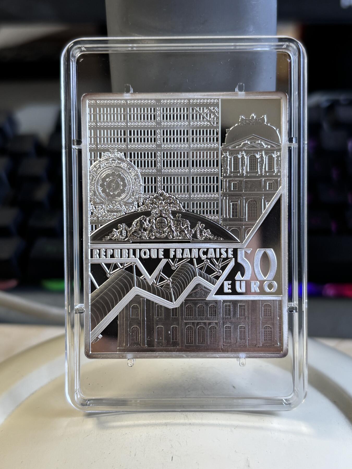 第195期拍卖 法国2021年名画系列戴珍珠耳环的少女100克银币，999银，发行500枚，侧看有丝痕