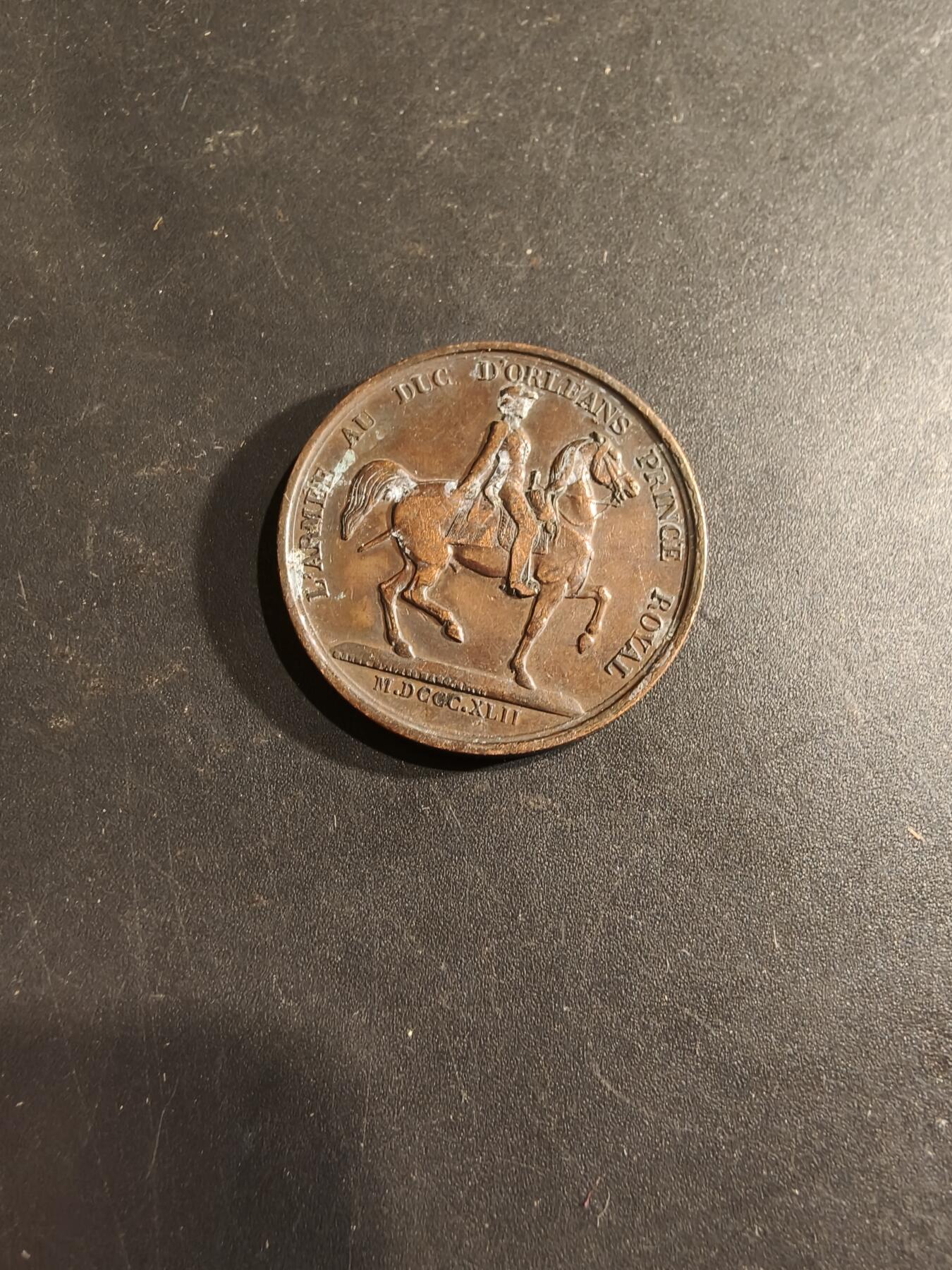 老王徽章第188期 法国1842年路易菲利普时期“军队致敬奥尔良公爵”大铜章    早期手指边铭     直径26mm     重量8.7g