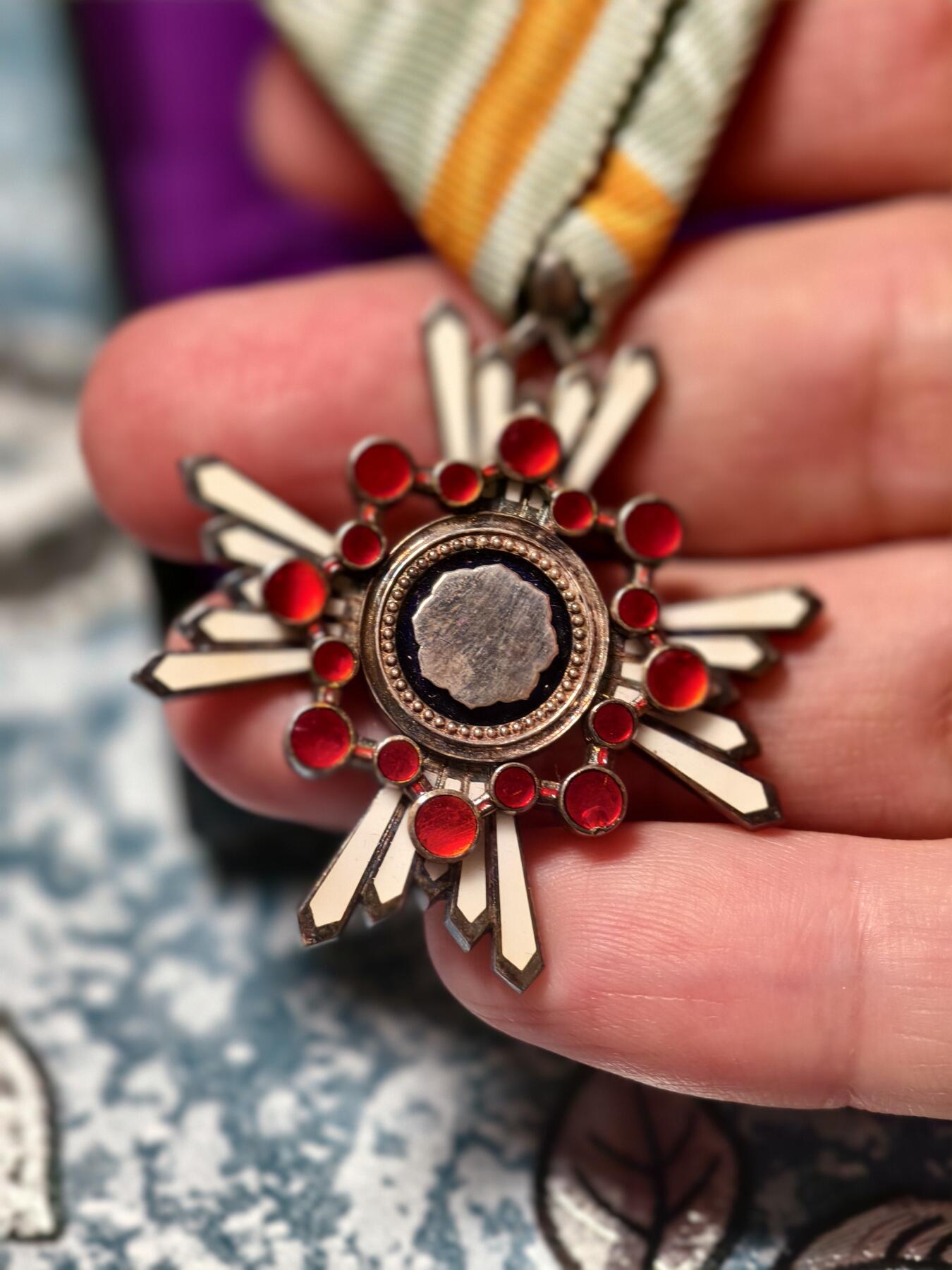 抚柳草堂-第十八期章牌钱币  奖章勋章限时免佣 满百包邮 放漏专场 勋六等瑞宝章 原盒带杯绶 七宝烧完好 银质重20.5g 昭和早期