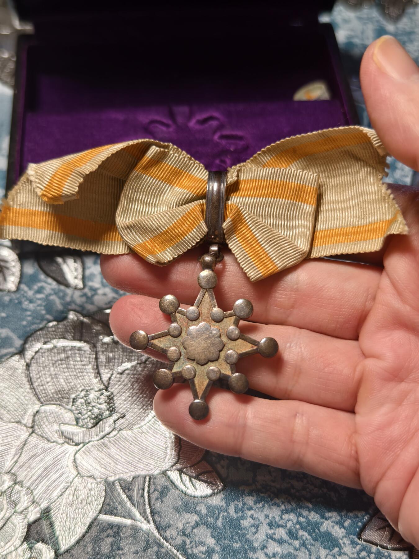 抚柳草堂-第十八期章牌钱币  奖章勋章限时免佣 满百包邮 放漏专场 女版勋八等瑞宝章 银质原装大盒带杯绶 重19.7g  少见的女版 昭和早期