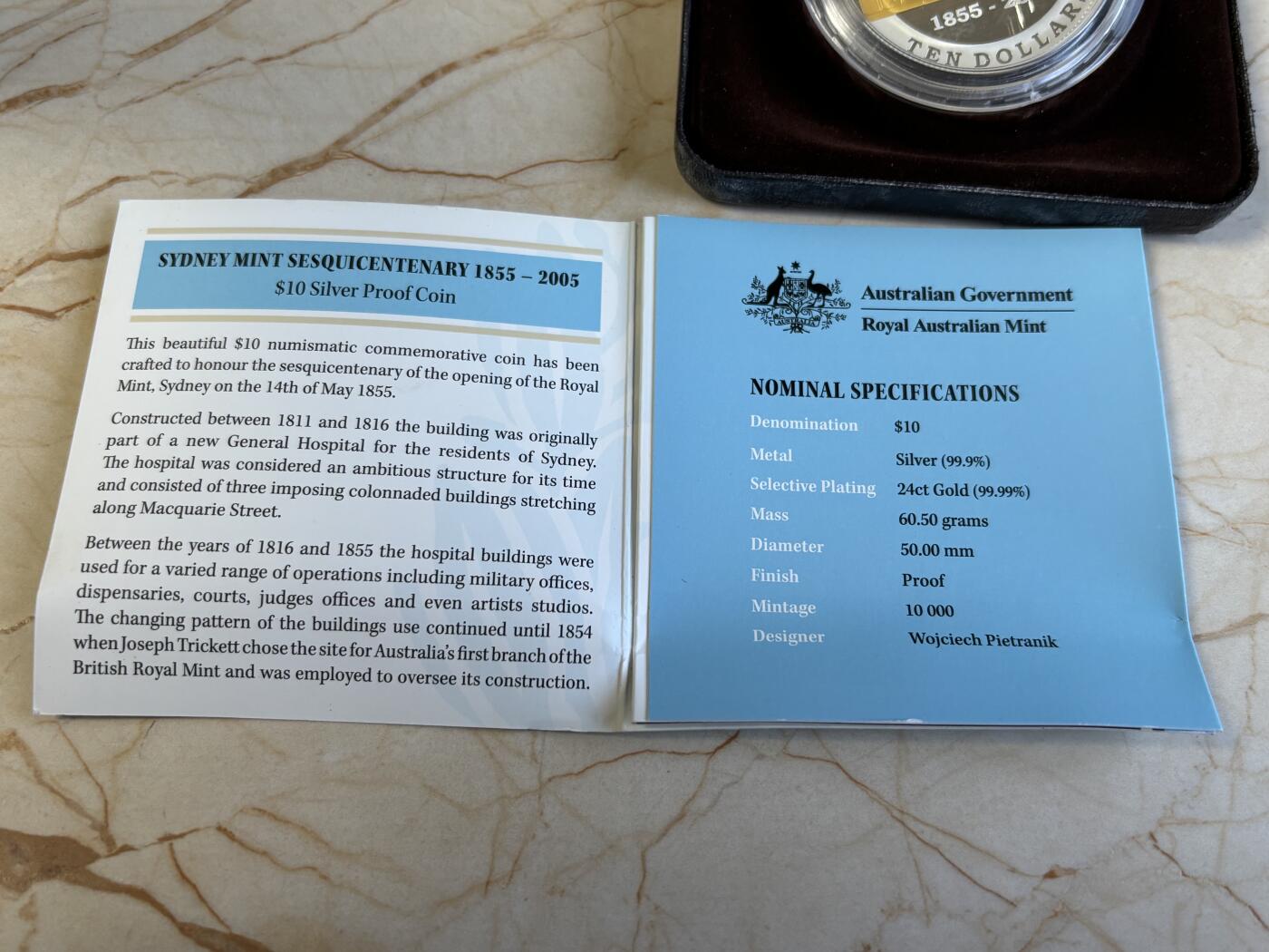 第195期拍卖 澳大利亚2005年悉尼造币厂成立150周年镀金60.5克纪念大银币，999银，60.5克，发行10000枚，塑料盒有裂痕