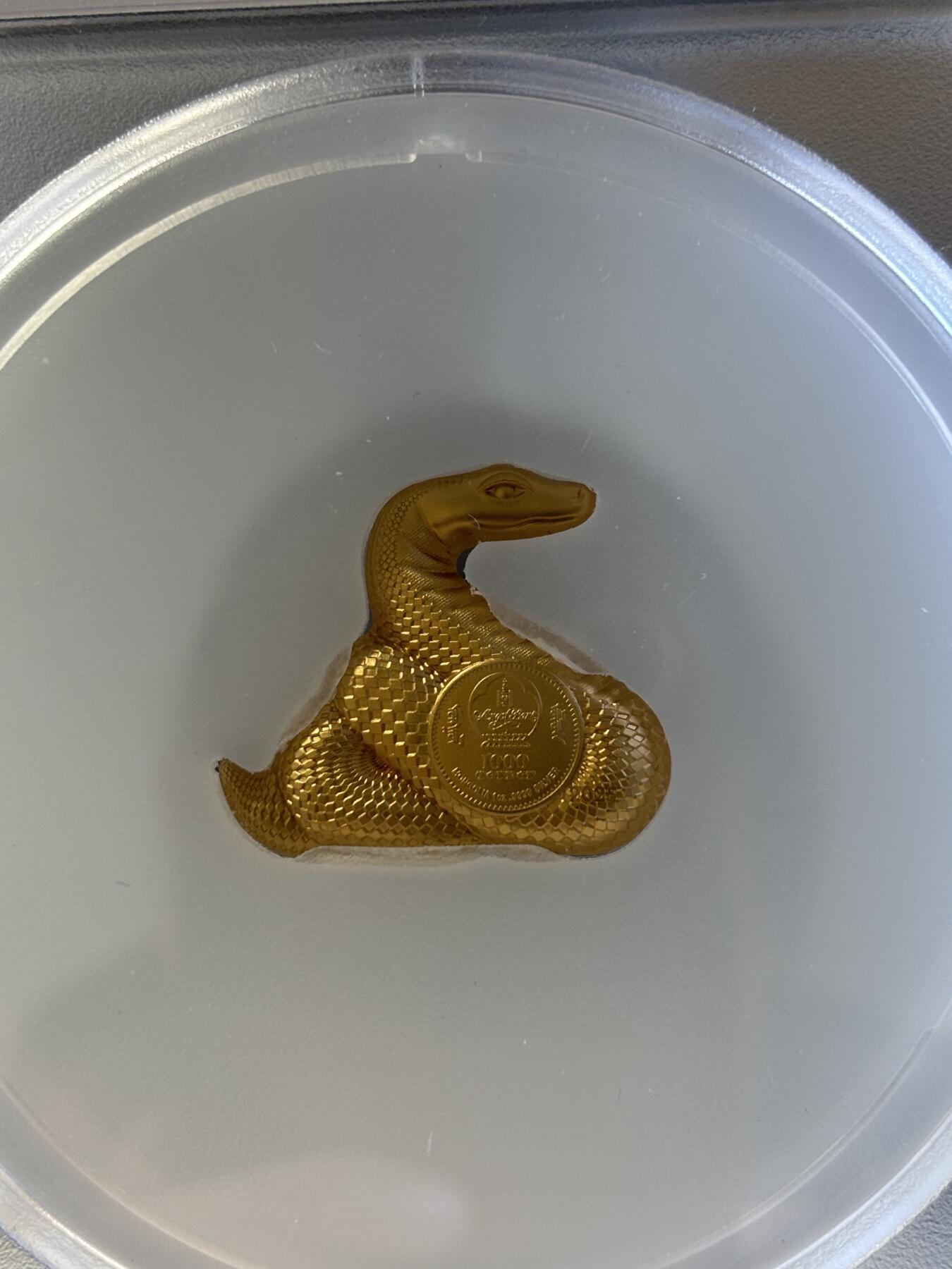 第195期拍卖 蒙古2025年灵蛇农历蛇年1盎司异形镀金纪念银币PCGS70首，999银镀金，发行888枚