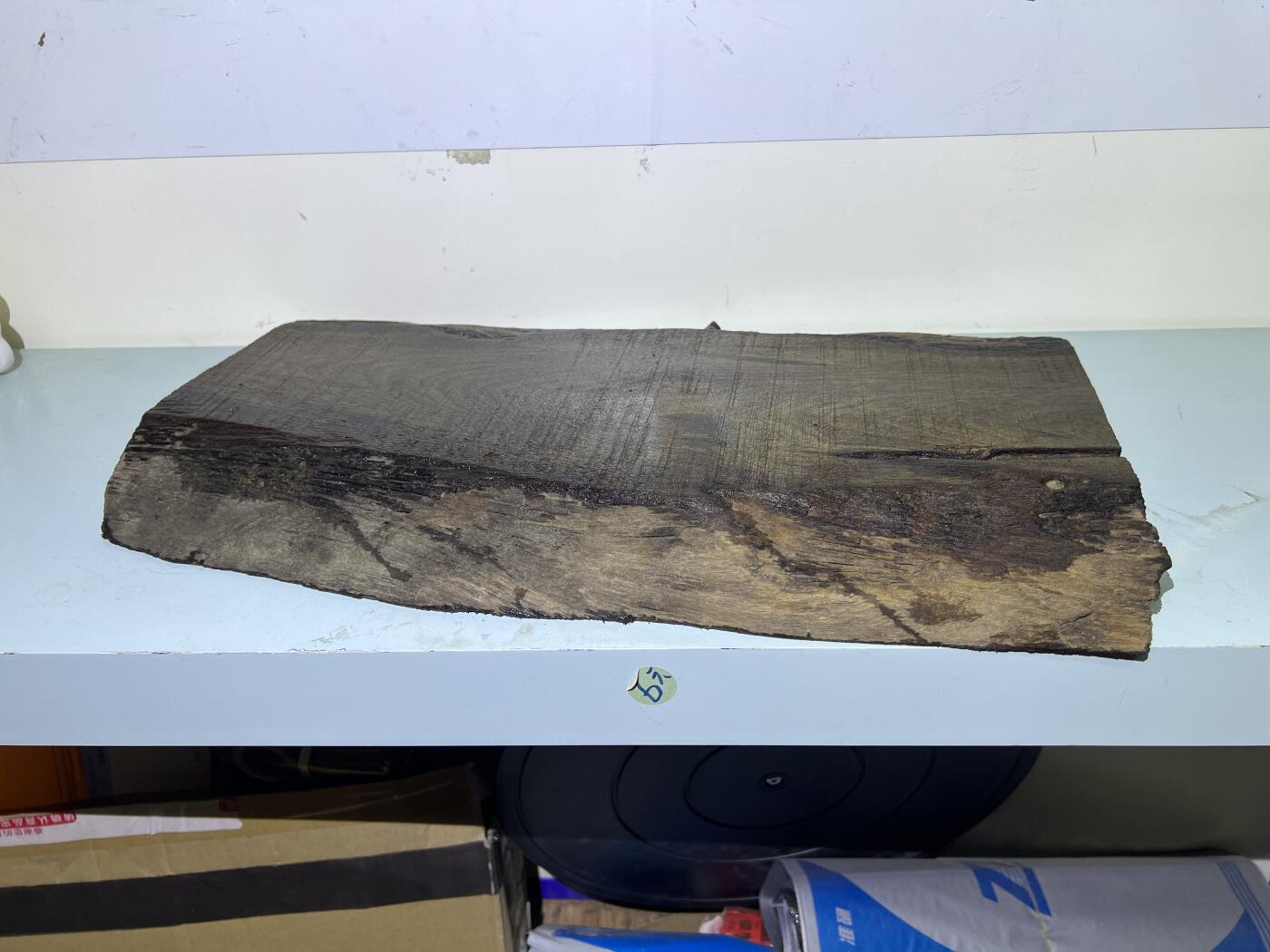 零元拍：NO.31金丝楠绿阴沉料，山峰纹，天然干泡台，无需打磨就已经金光闪闪。满金丝药香，尺寸约：53.5/26/3.8CM。重八斤多