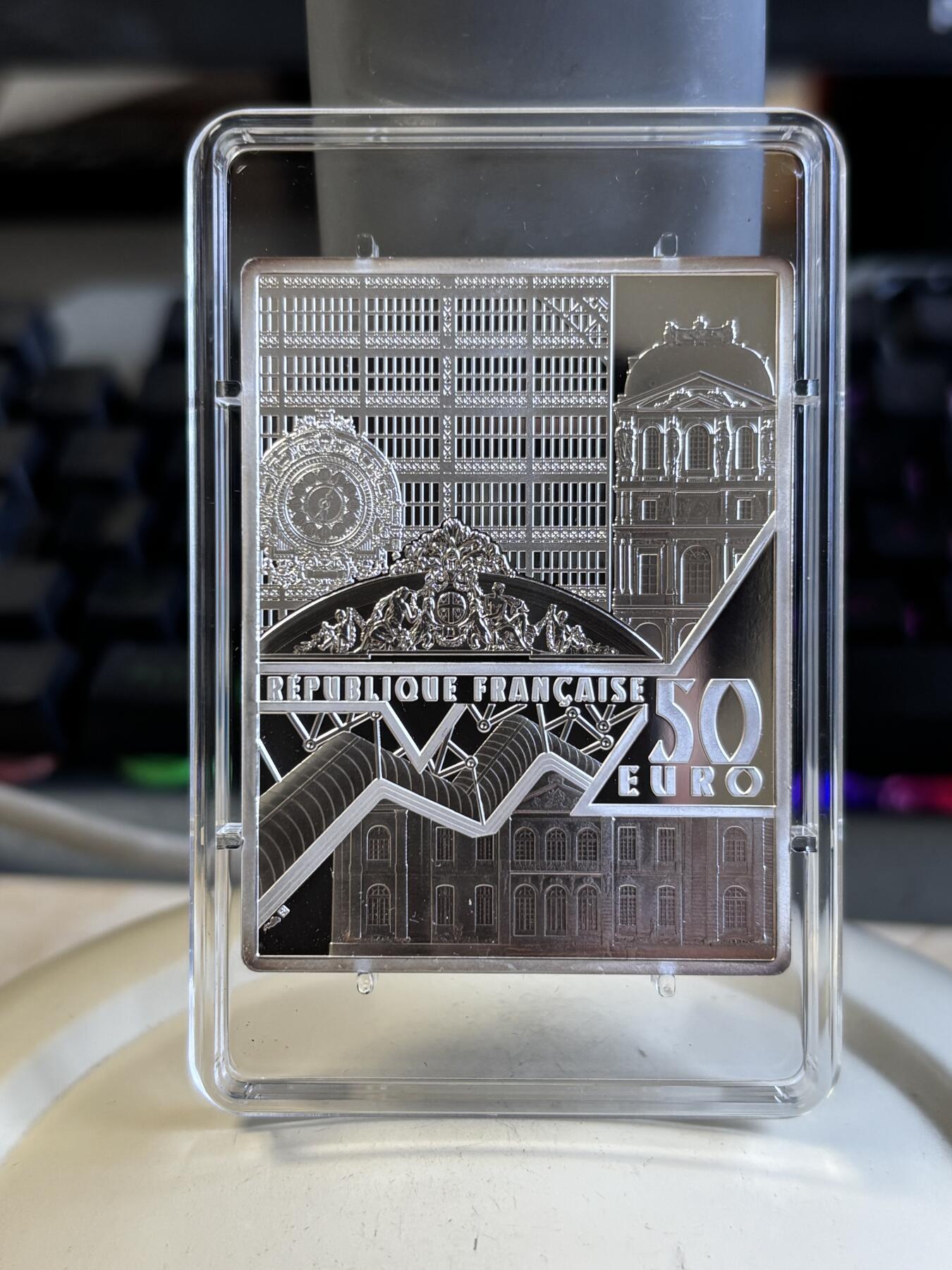 第195期拍卖 法国2021年名画系列戴珍珠耳环的少女100克银币，999银，发行500枚，侧看有丝痕