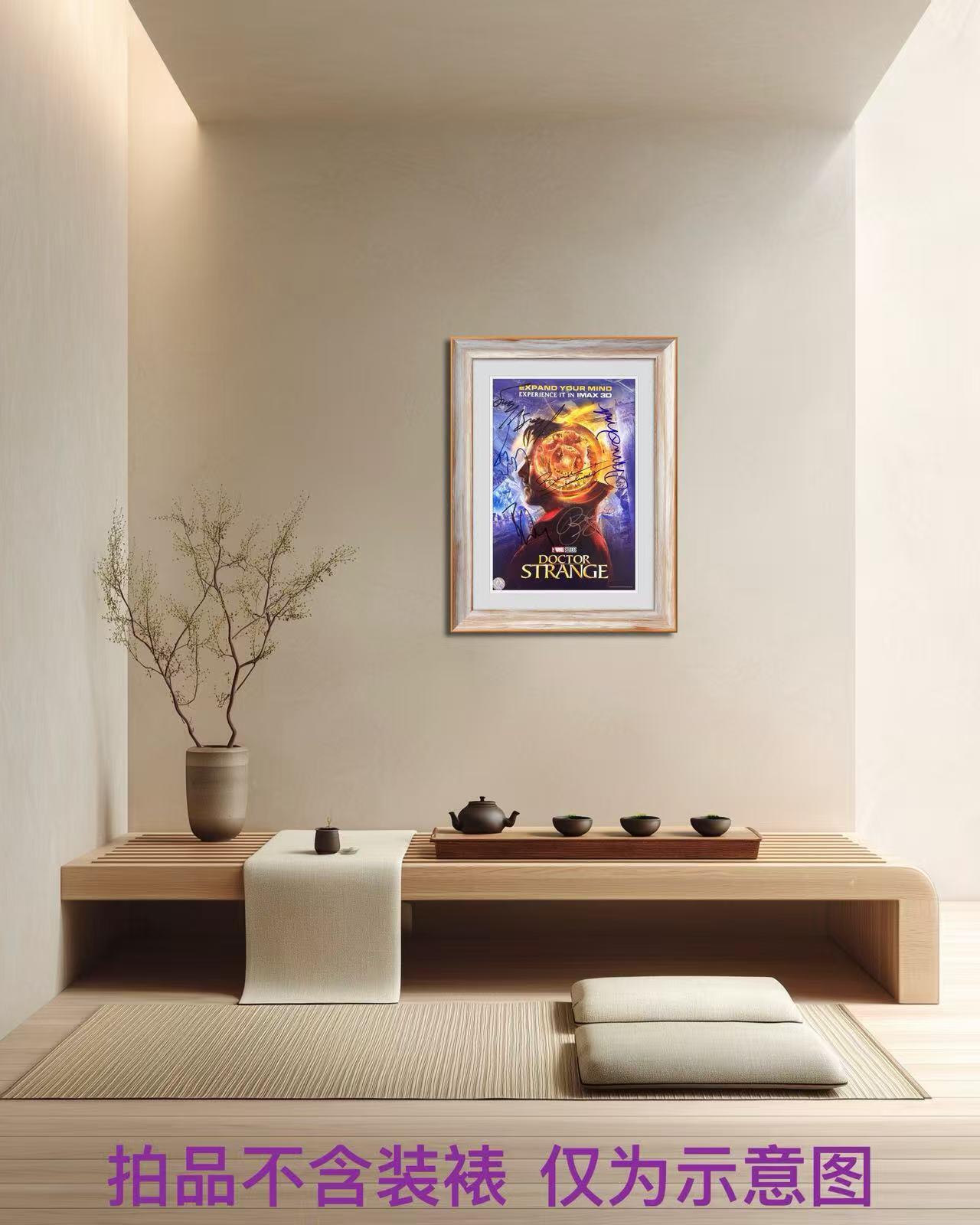 零元拍：《奇异博士》IMAX零点海报，签于美国当地时间2016年10月20日在洛杉矶举行的影片全球首映礼。尺寸：285X420MM。六位签名卡司名录： "博士"本尼迪克特·康伯巴奇 "古一"蒂尔达·斯文顿 "克里斯汀·帕尔默"瑞秋·麦克亚当斯 "卡西利亚斯"麦斯·米科尔森(汉尼拔) "莫度"切瓦特·埃加福特 "王"本尼迪克特·王