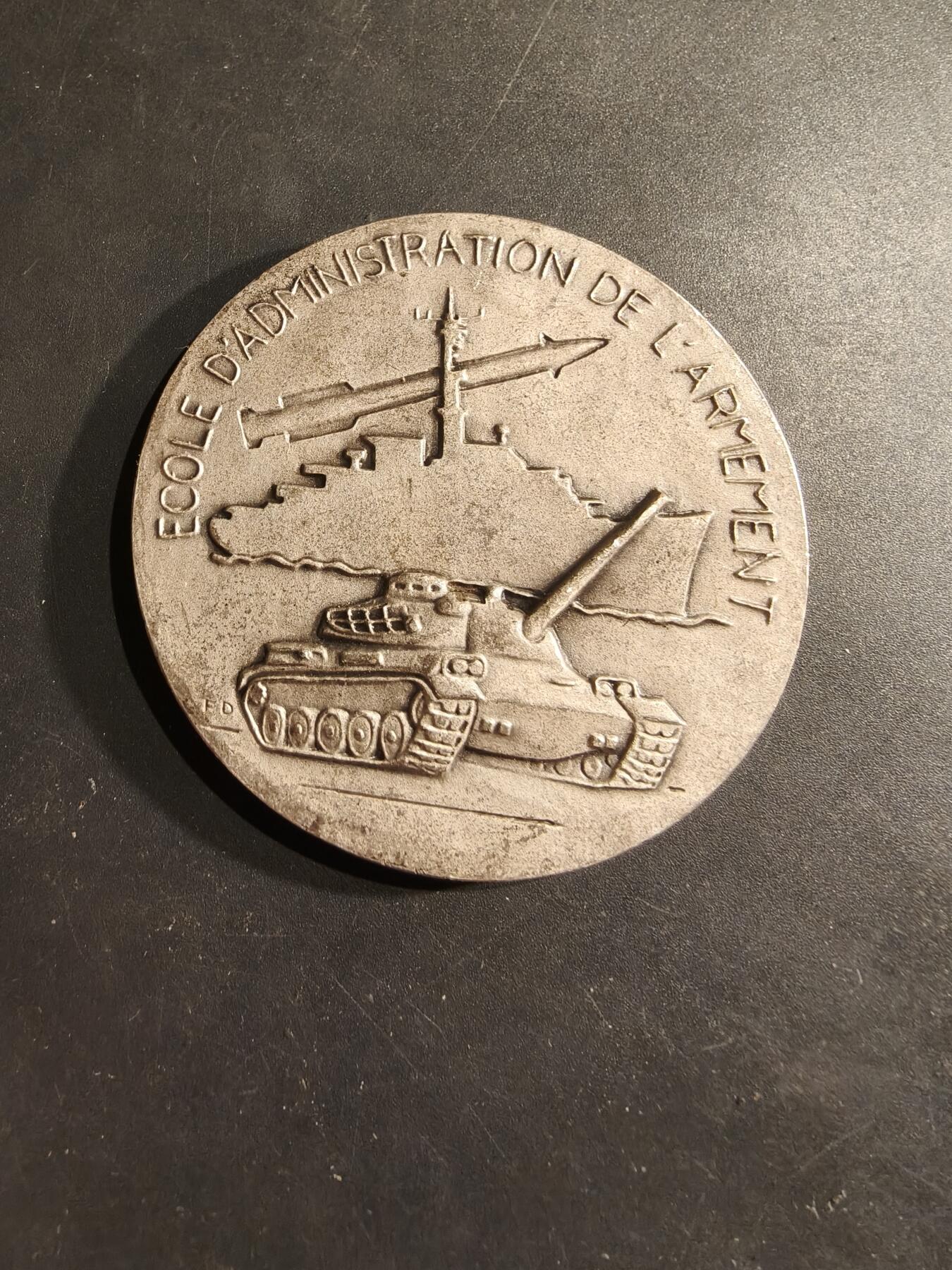老王徽章第188期 法国国防部下属法国军备总局镀银纪念章     直径63mm    重量101.8g