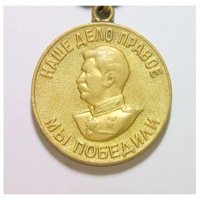 苏联二战1945年 斯大林+卫国战争胜利 高浮雕精制镀金章 带绶带 32MM