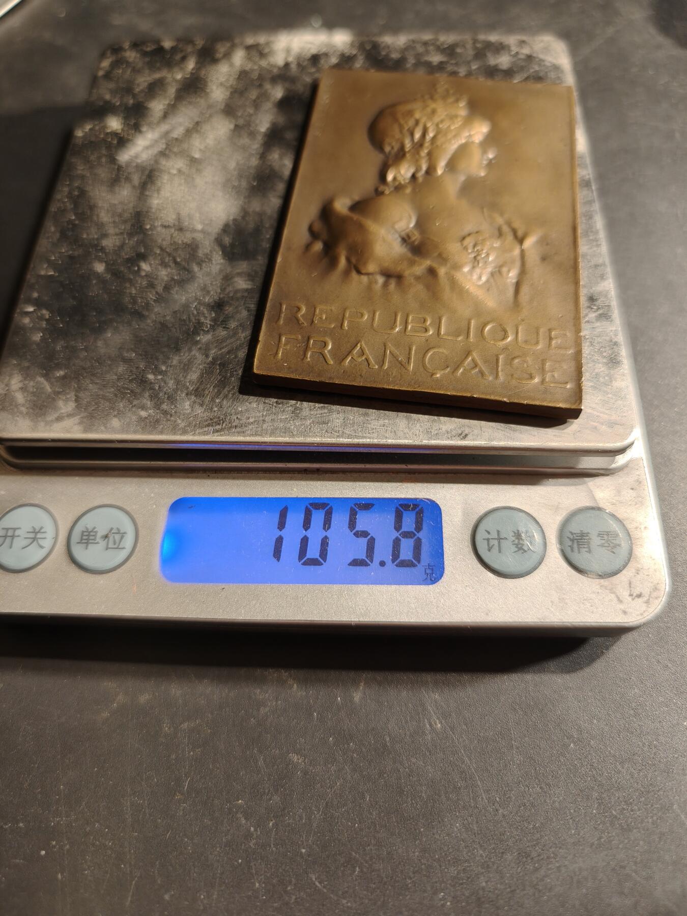 老王徽章第188期 法国玛丽安娜方形大铜章   大师Vernier作品    尺寸74×45mm     重量105.8g