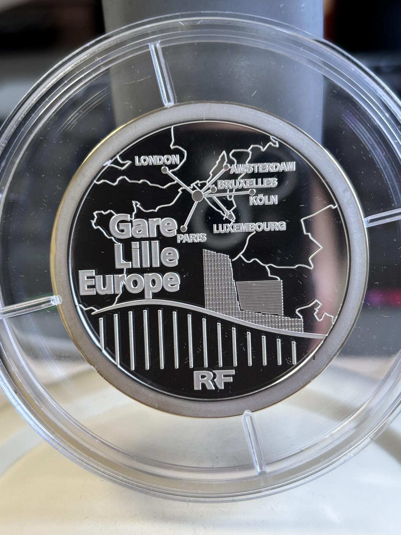 第195期拍卖 法国2010年发行高速列车TGV精制163.8克纪念银币，950银，发行500枚，边缘有氧化