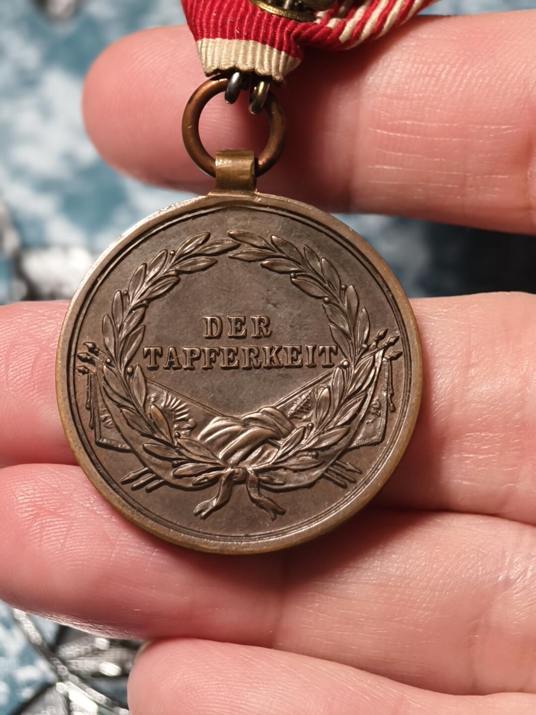 抚柳草堂-第十八期章牌钱币  奖章勋章限时免佣 满百包邮 放漏专场 奥匈帝国勇敢奖章（Tapferkeitsmedaille  铜级 弗朗茨约瑟夫一世版 此枚勋章见证了奥匈帝国从18世纪到一战末期的军事历史，是中欧地区最具代表性的“勇敢类”勋章之一，也是奥匈帝国勋章收藏的核心品种