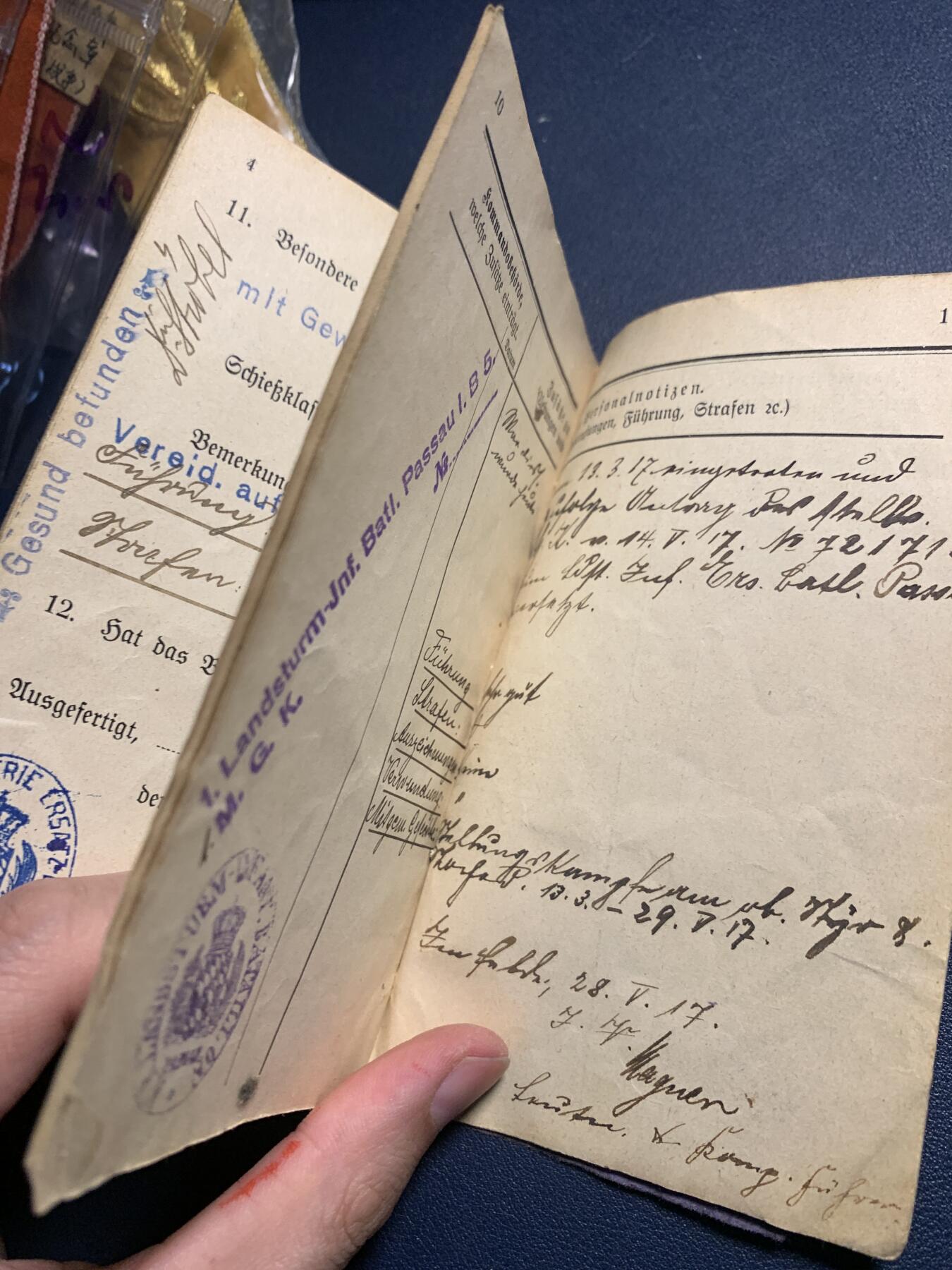 欢度清明，直接出价就行，这场不读秒到点直接结拍。 帝德一战士兵证一本