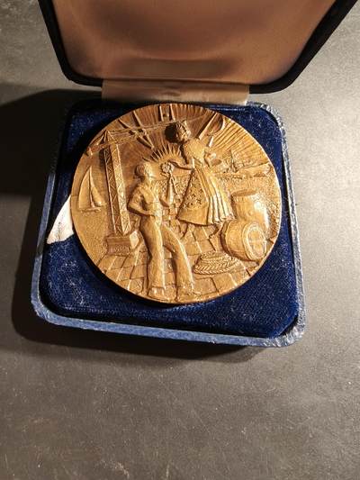 老王徽章第188期 - 法国瓦尔市众议院大铜章    原盒     直径60mm    重量118.7g