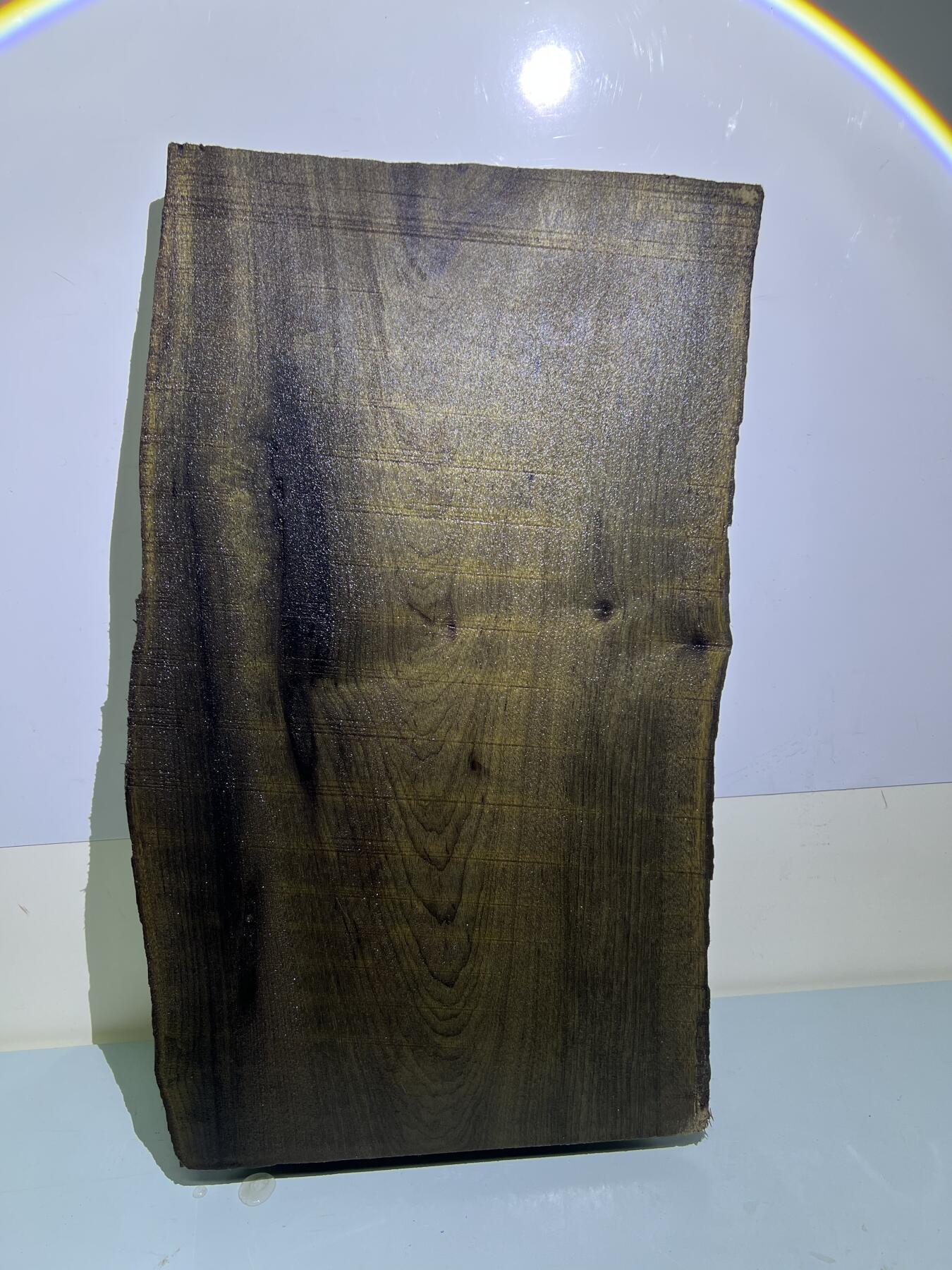 零元拍：NO.31金丝楠绿阴沉料，山峰纹，天然干泡台，无需打磨就已经金光闪闪。满金丝药香，尺寸约：53.5/26/3.8CM。重八斤多