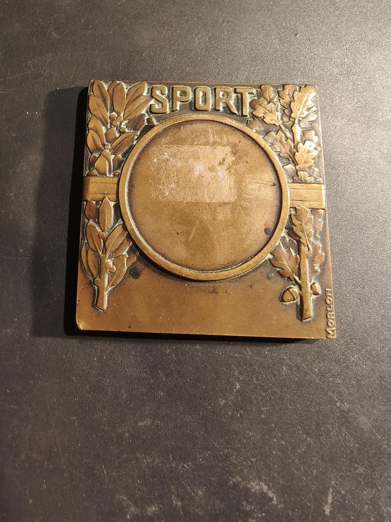 老王徽章第188期 法国跑步主题方形大铜章     大师莫隆作品     尺寸53×46mm     重量85.5g