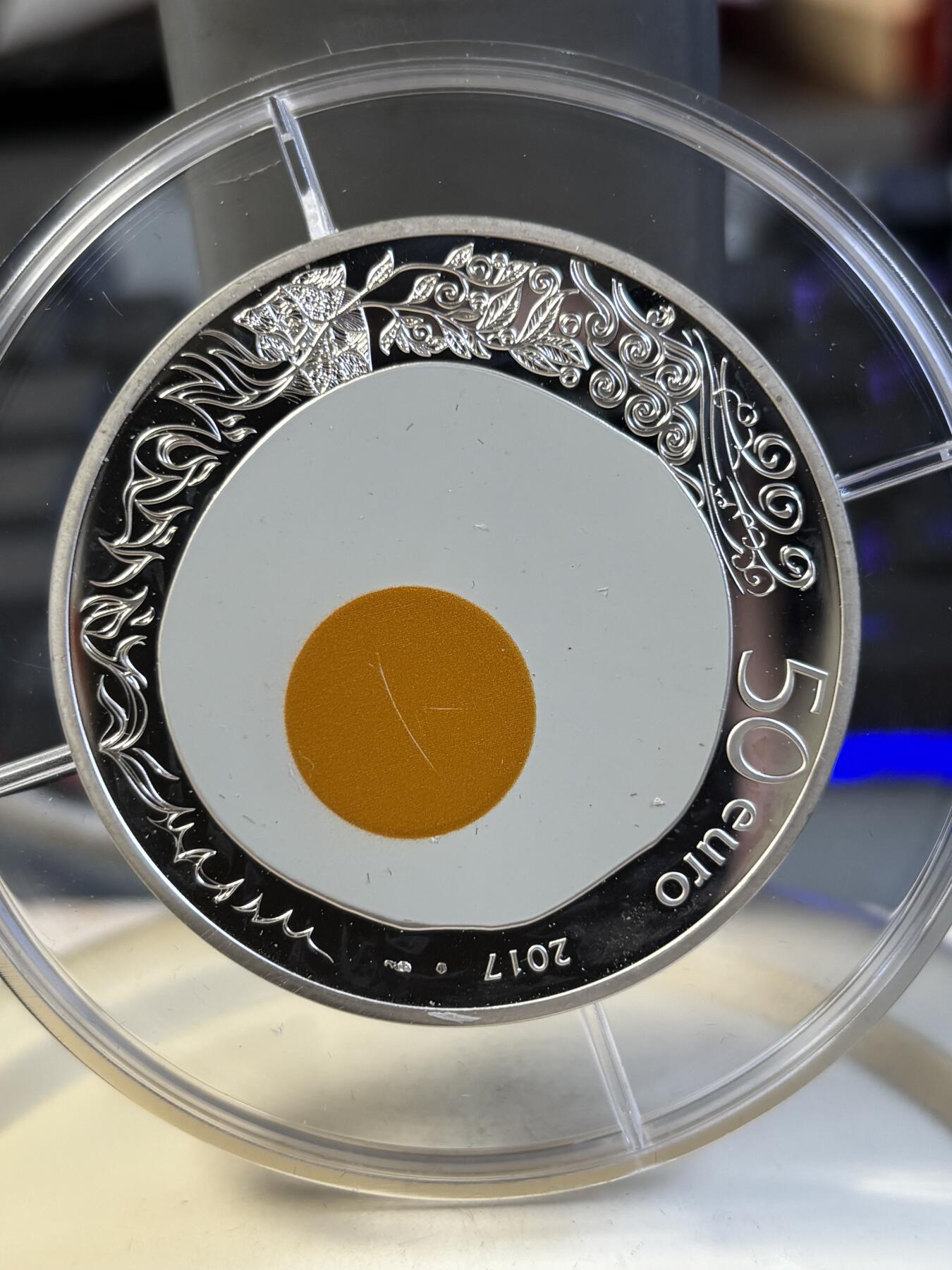 第195期拍卖 获奖法国2017年米其林季萨瓦餐厅的鸡蛋5盎司银币，950银，发行500枚，有瑕疵，获克劳斯2019年度最佳银币