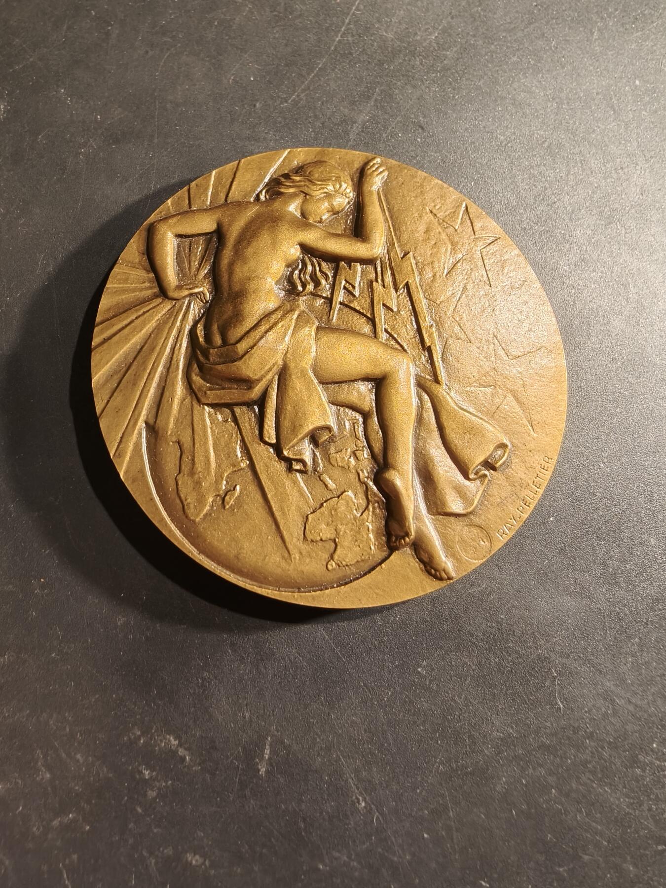 老王徽章第188期 法国电气行业总工会大铜章     原盒    直径66mm    重量165g