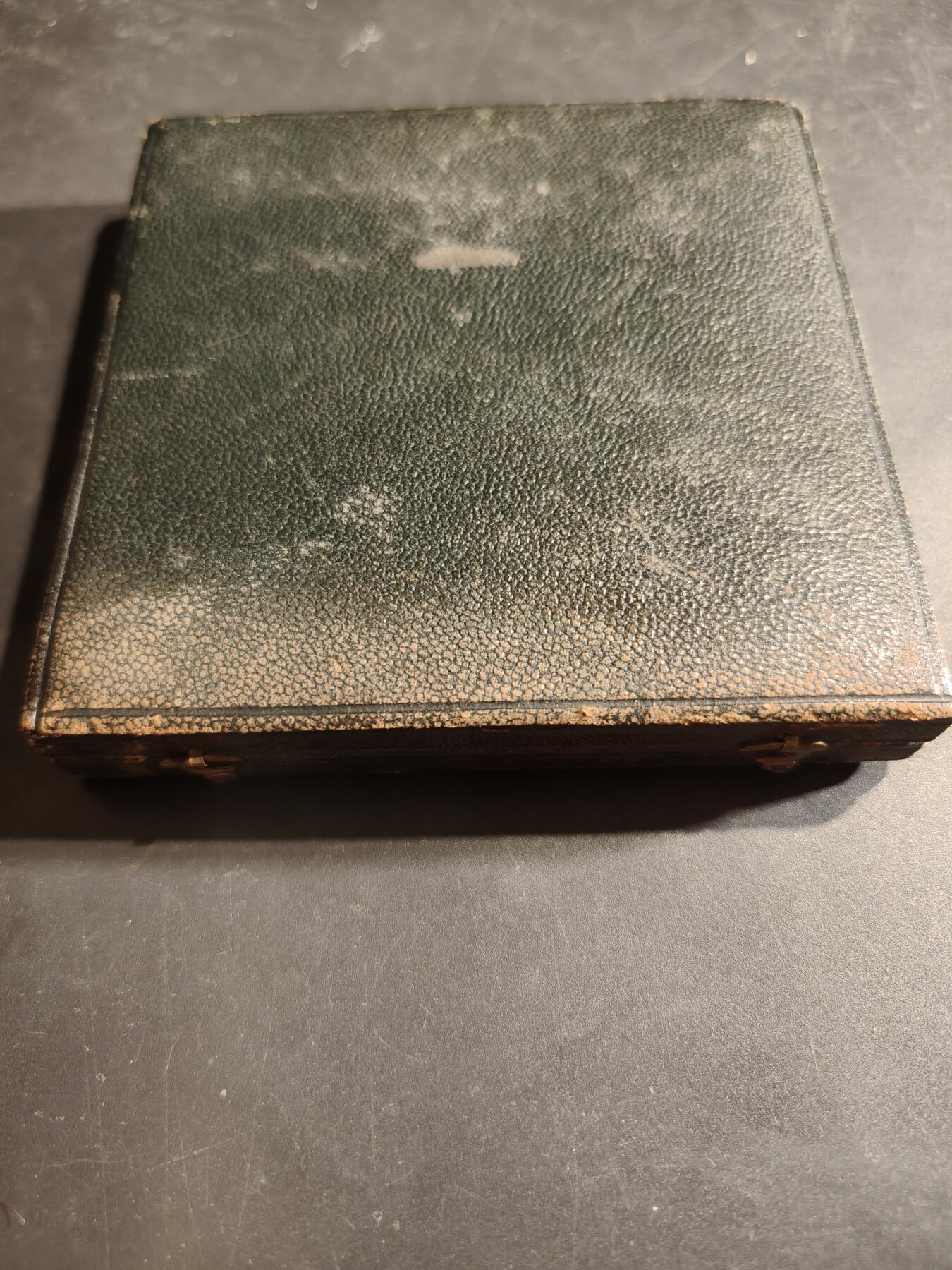 老王徽章第188期 法国“持镜女子与小天使”大铜章    带盒子    大师皮埃尔图林作品   装饰艺术名作     直径77mm     重量193.4g