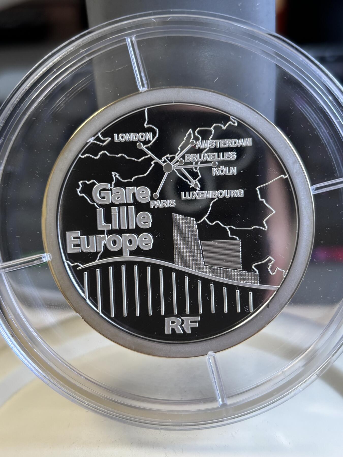 第195期拍卖 法国2010年发行高速列车TGV精制163.8克纪念银币，950银，发行500枚，边缘有氧化