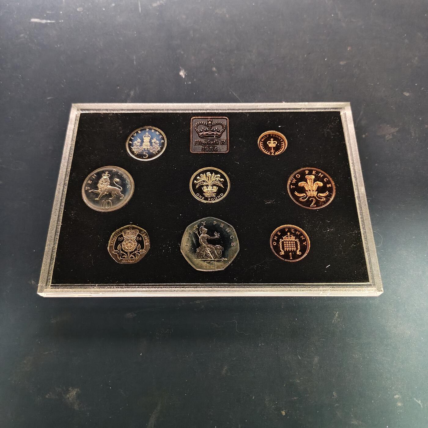 【全场包邮】纯粹捡漏拍515场 英国1984年2版女王头像末年官方蓝本精制套币-盒证全-含1镑四邦国花系列苏格兰蓟花