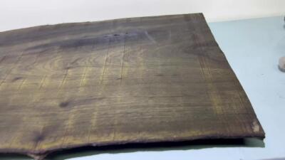 零元拍：NO.31金丝楠绿阴沉料，山峰纹，天然干泡台，无需打磨就已经金光闪闪。满金丝药香，尺寸约：53.5/26/3.8CM。重八斤多