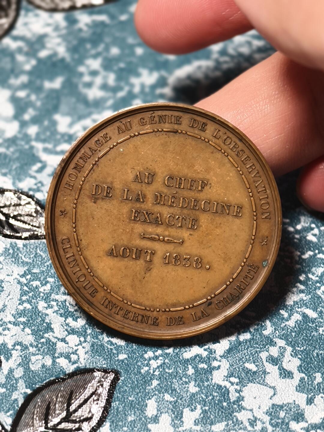 抚柳草堂-第十八期章牌钱币  奖章勋章限时免佣 满百包邮 放漏专场 1838法国精确医学之父纪念铜章 高浮雕细节清晰 早期光边原铸 浮雕精美 直径40.8mm 35g铜质 巧克力包浆状态非常好