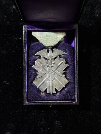 戎马世界章牌大赏，第113期 - 功七级金鸱章，盒子绶带为原品，章体为影视道具使用，铜制