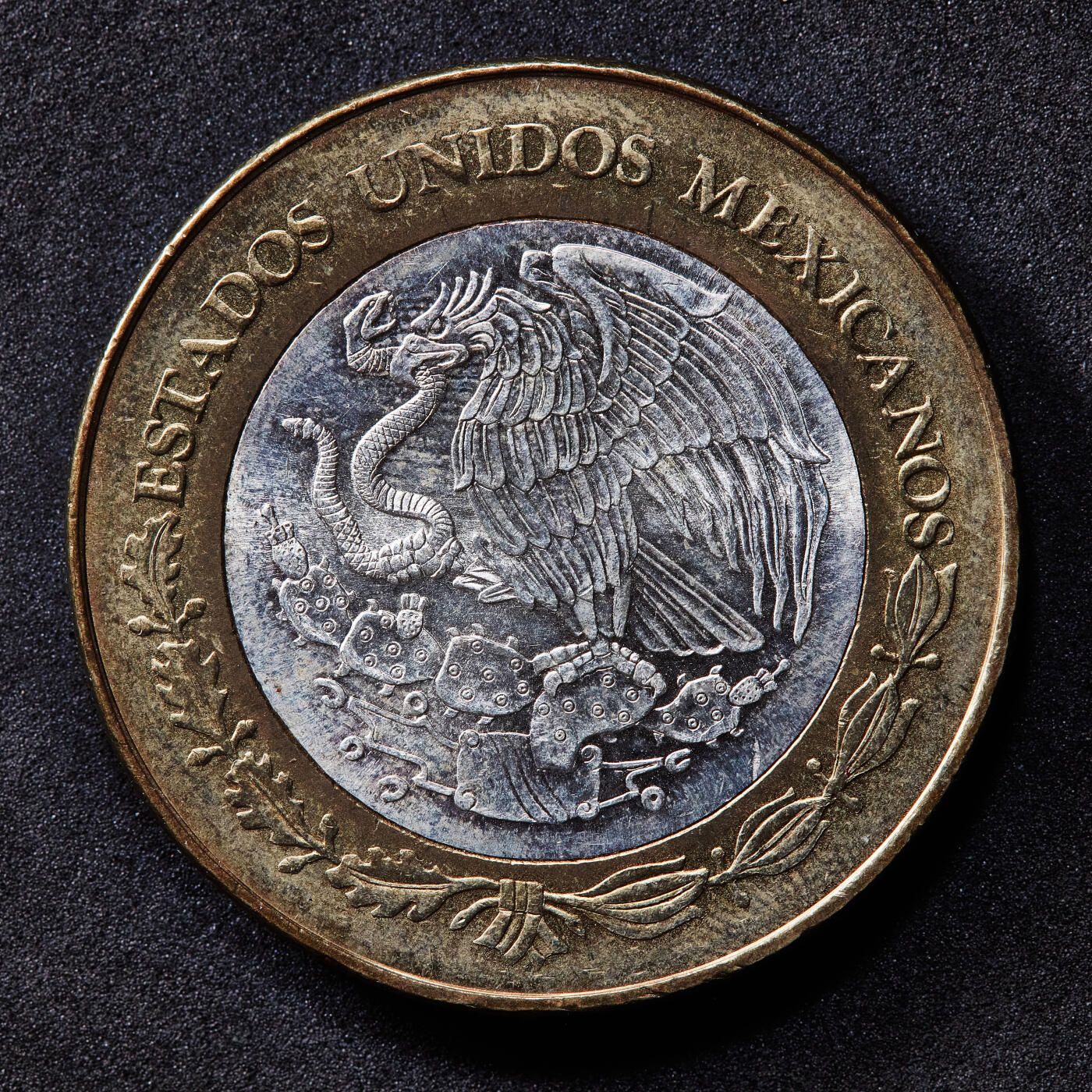 【俄甄集藏】2026年(050)04-01星期三 晚 19:30 全场包邮 墨西哥2003-2005年联邦州100比索双色纪念大银币6枚一组，外圈为铜，中心为925银，单枚重约33.9克，分别为下加利福尼亚州、奇瓦瓦州、韦拉克鲁斯州、克雷塔罗州、新莱昂州、金塔纳罗奥州