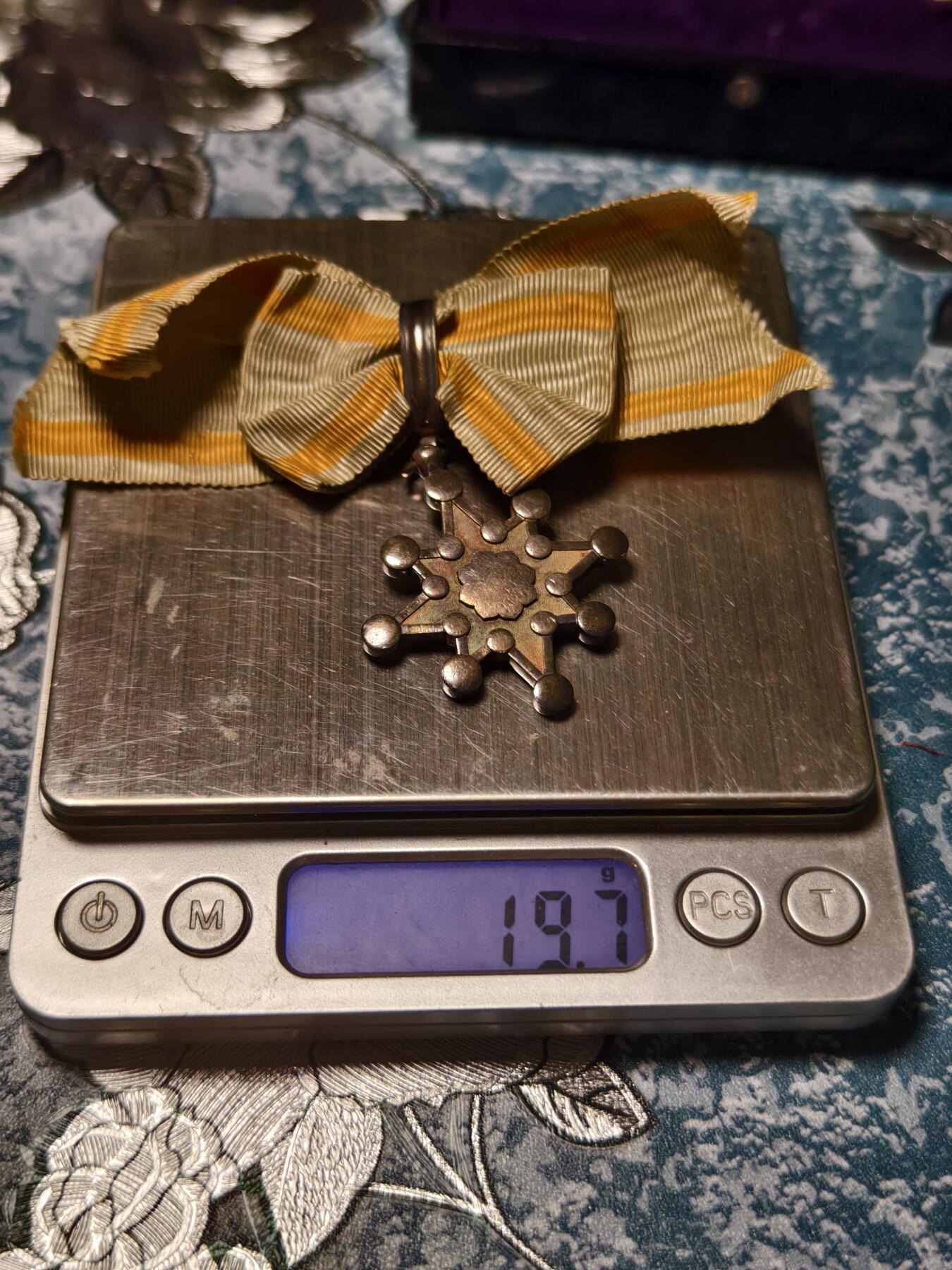 抚柳草堂-第十八期章牌钱币  奖章勋章限时免佣 满百包邮 放漏专场 女版勋八等瑞宝章 银质原装大盒带杯绶 重19.7g  少见的女版 昭和早期