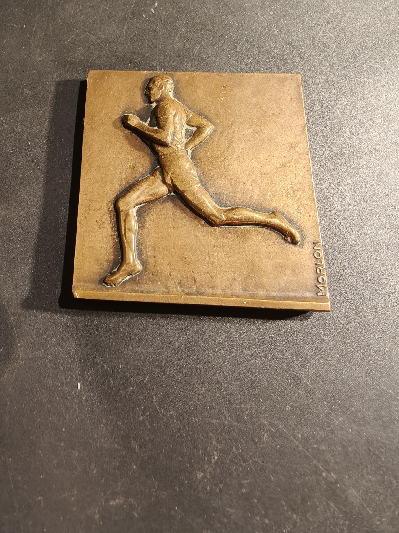 老王徽章第188期 法国跑步主题方形大铜章     大师莫隆作品     尺寸53×46mm     重量85.5g