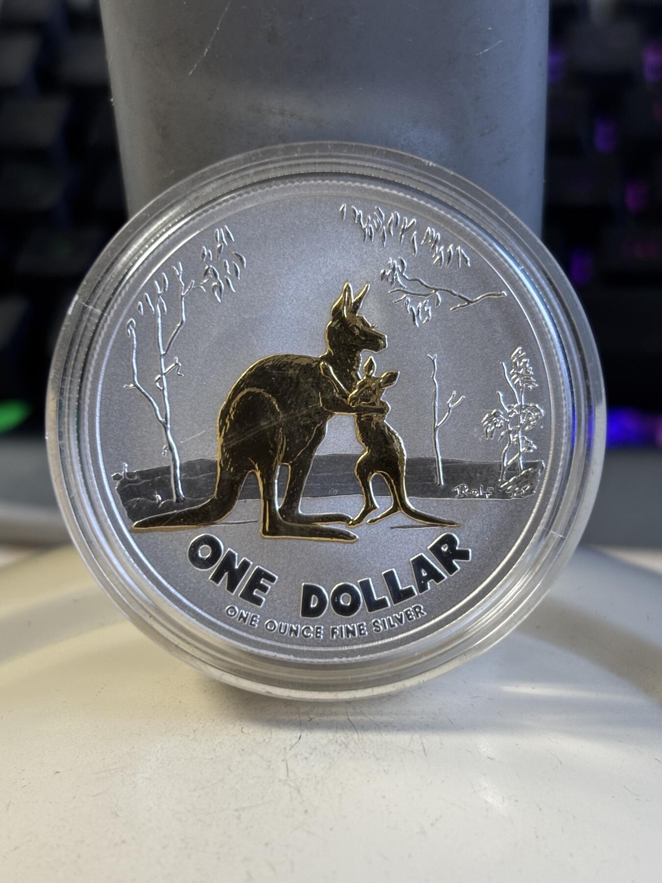 第195期拍卖 澳大利亚2007年袋鼠系列精制磨砂镀金1盎司银币，999银镀金，发行12500枚，皮盒有瑕疵