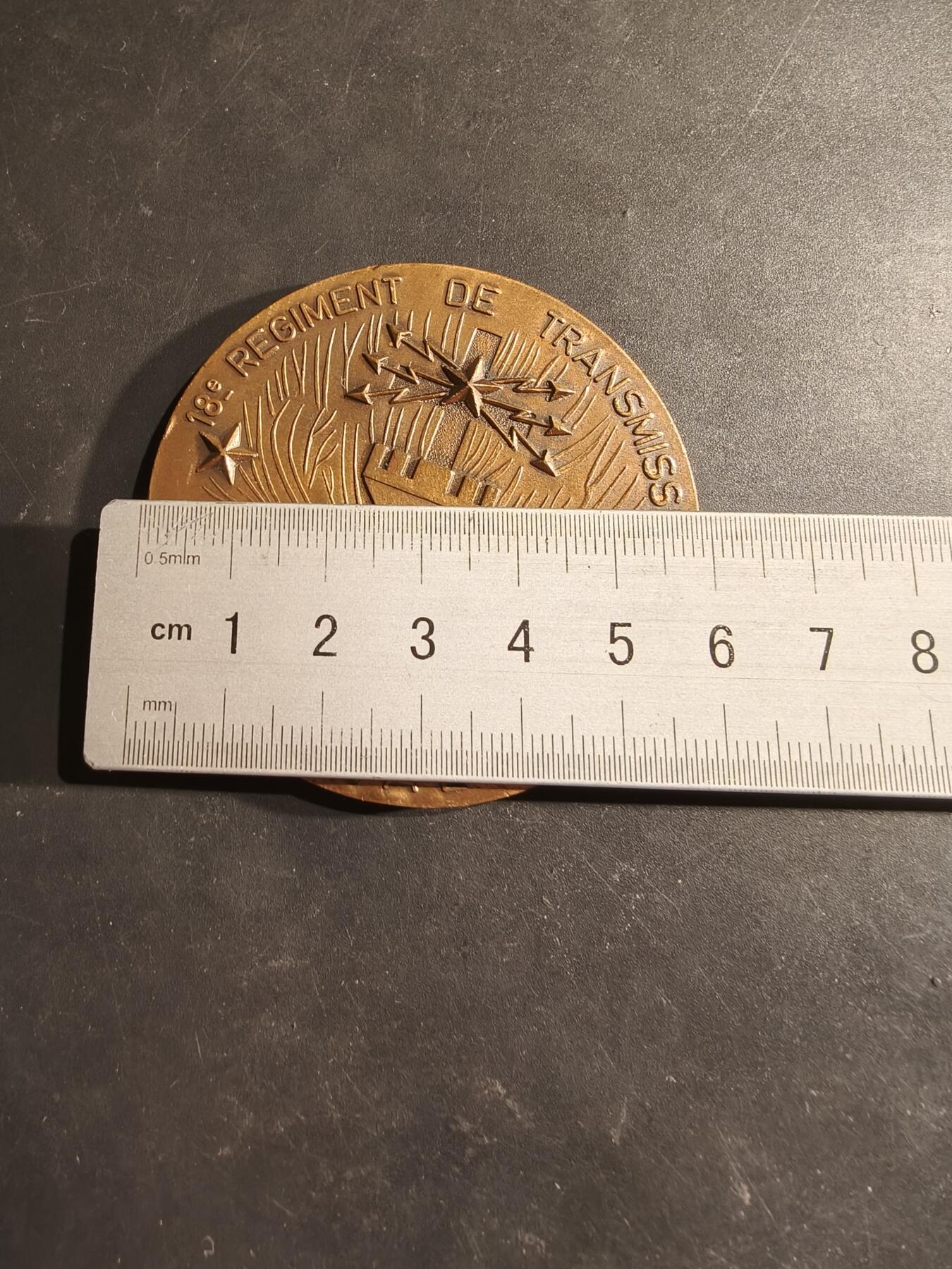 老王徽章第188期 法国驻勒皮埃纳第18通信团大铜章    直径59mm    重量91.3g